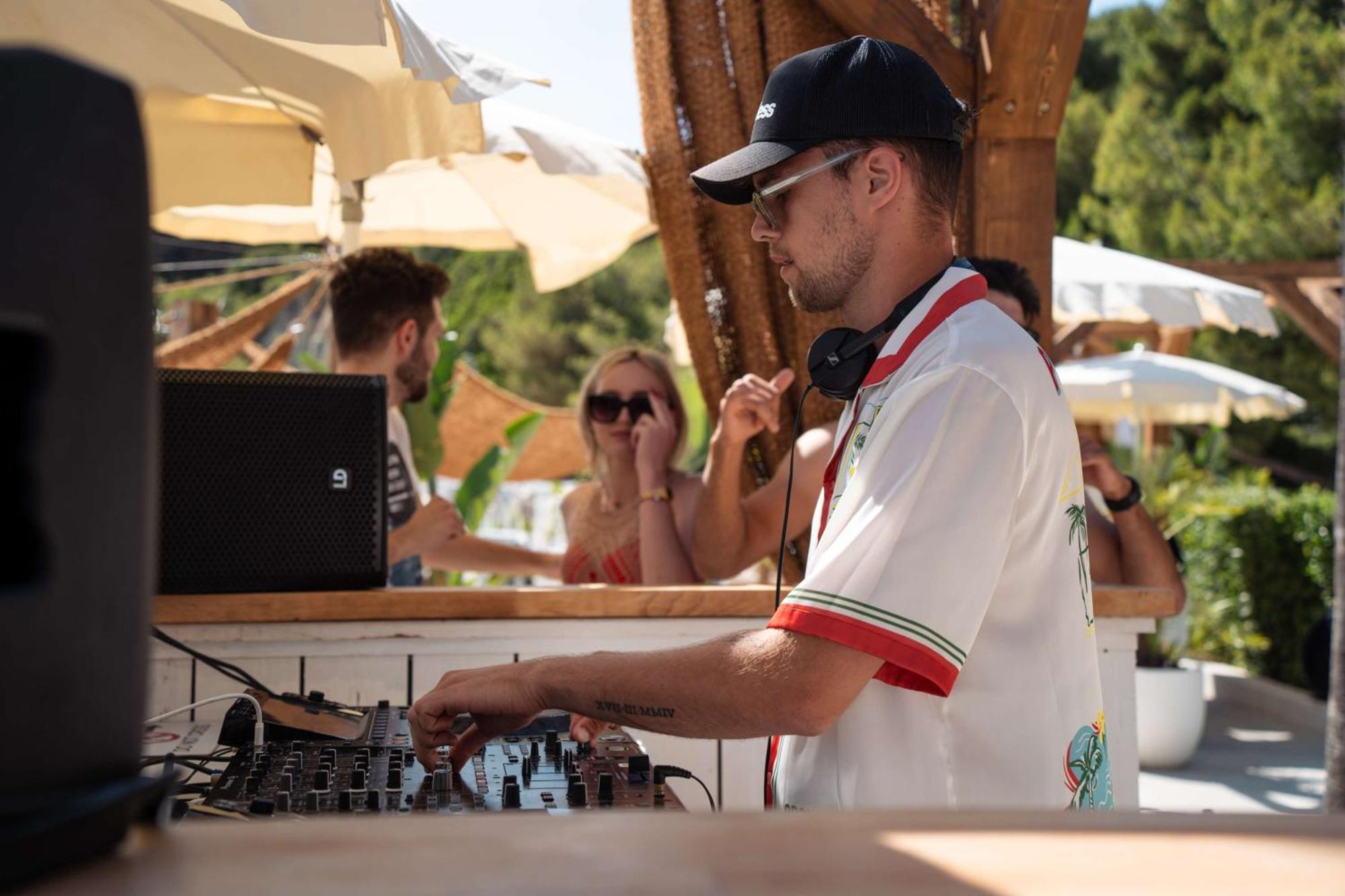 Radisson Blu Resort & Spa Сплит Екстериор снимка DJ at the beach club