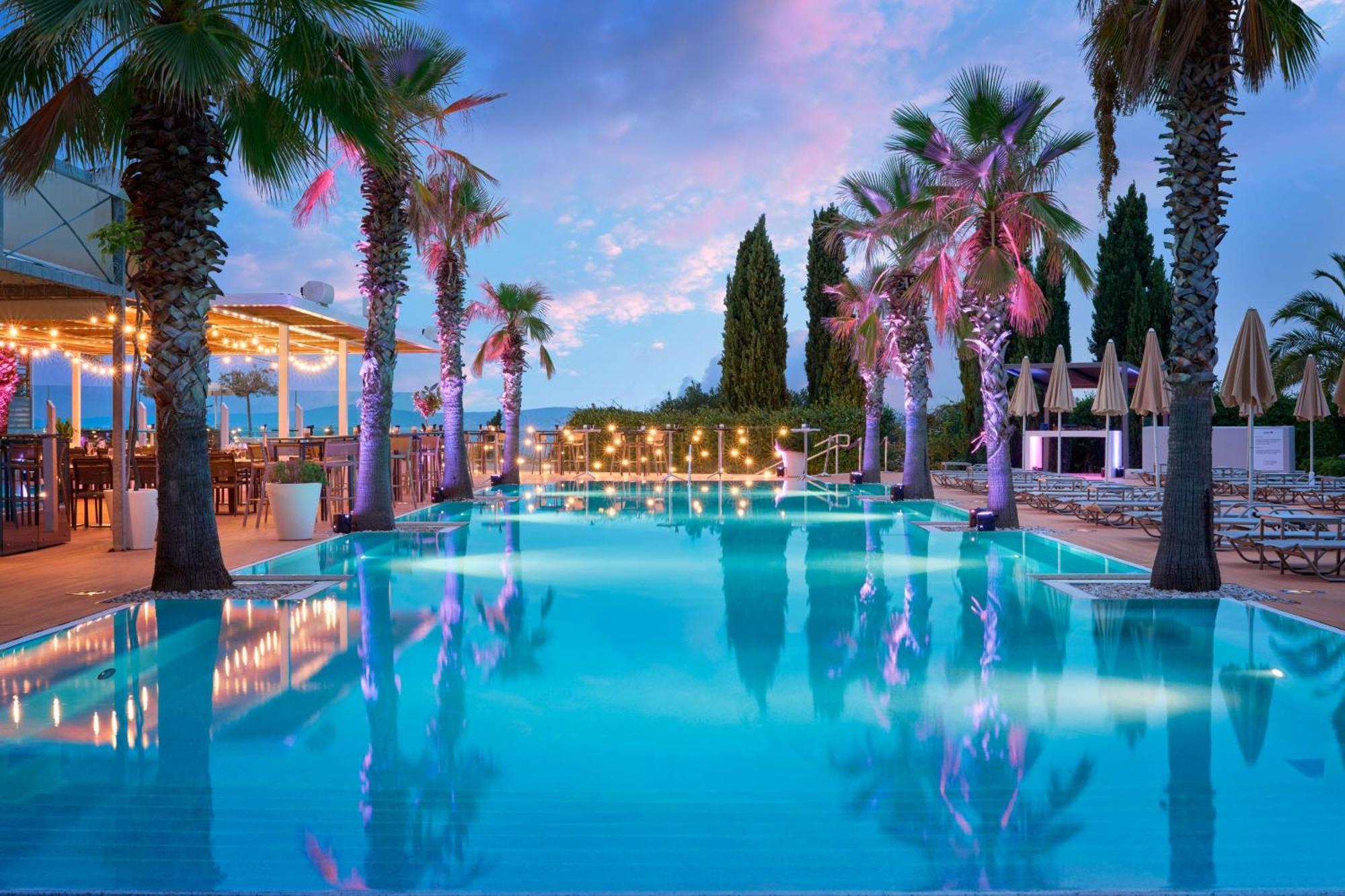 Radisson Blu Resort & Spa Сплит Екстериор снимка The pool at the resort