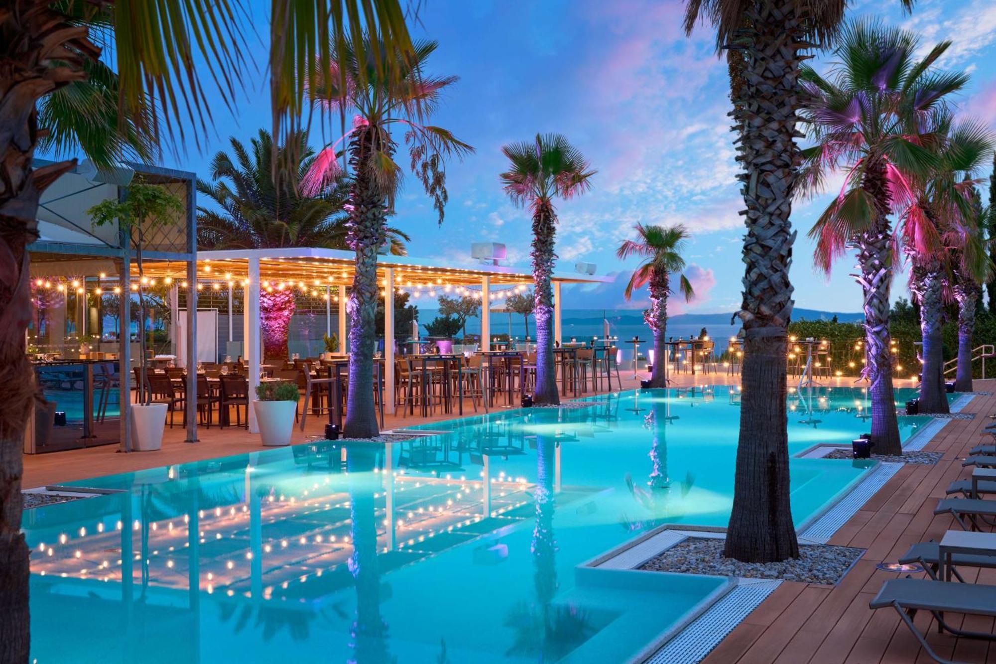 Radisson Blu Resort & Spa Сплит Екстериор снимка The pool at the Mykonos Grand Resort