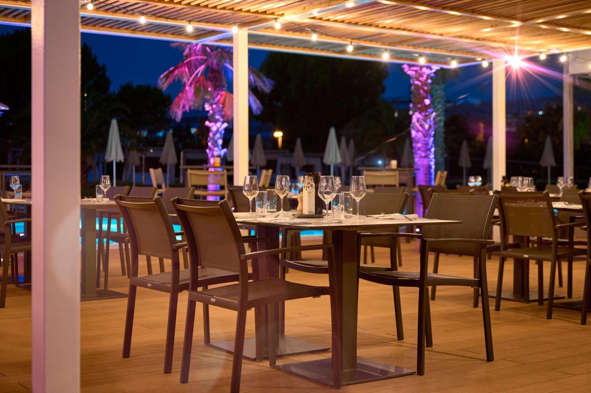 Radisson Blu Resort & Spa Сплит Екстериор снимка Restaurant at the hotel