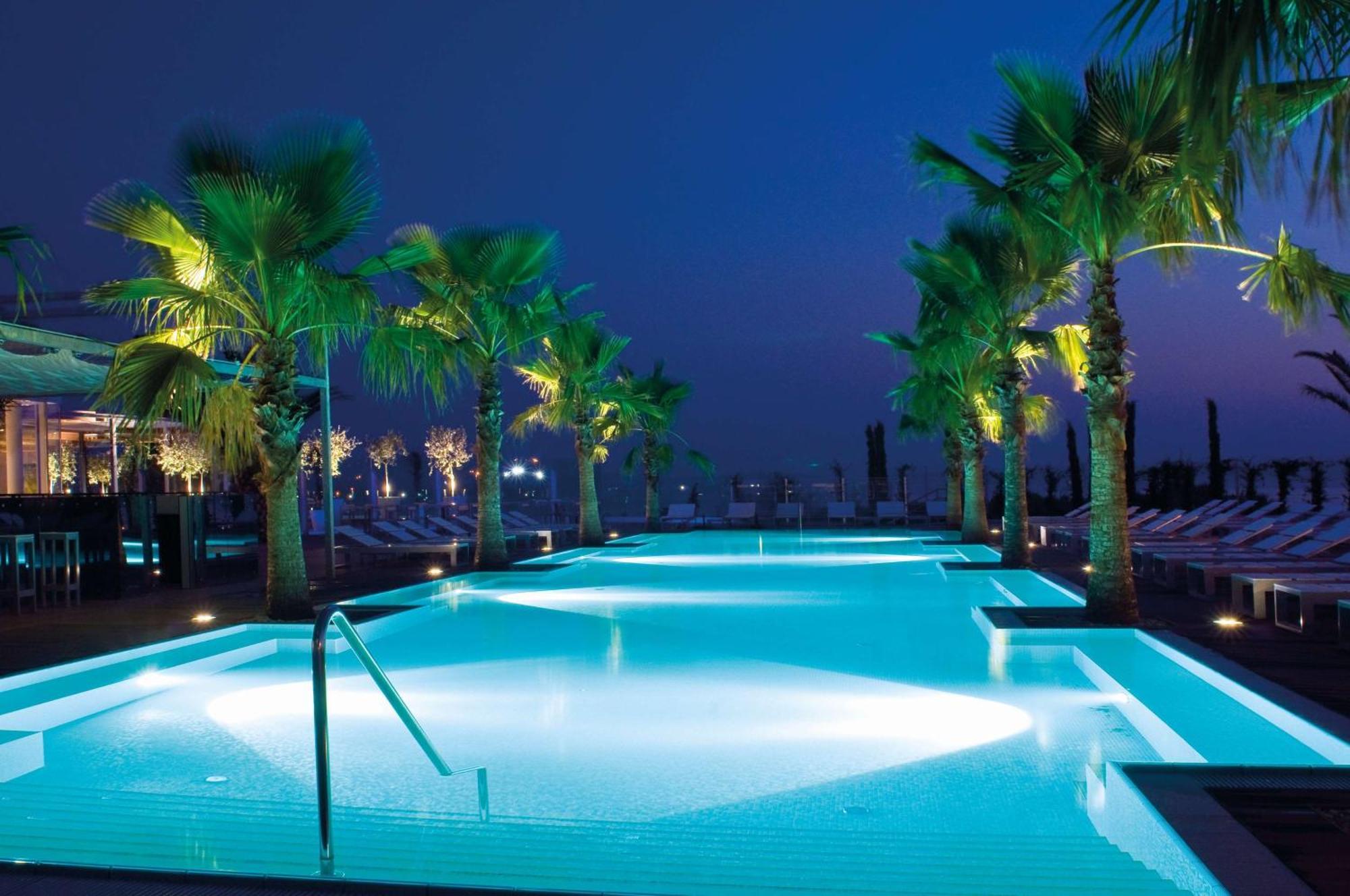 Radisson Blu Resort & Spa Сплит Екстериор снимка The pool at the Westin Athens