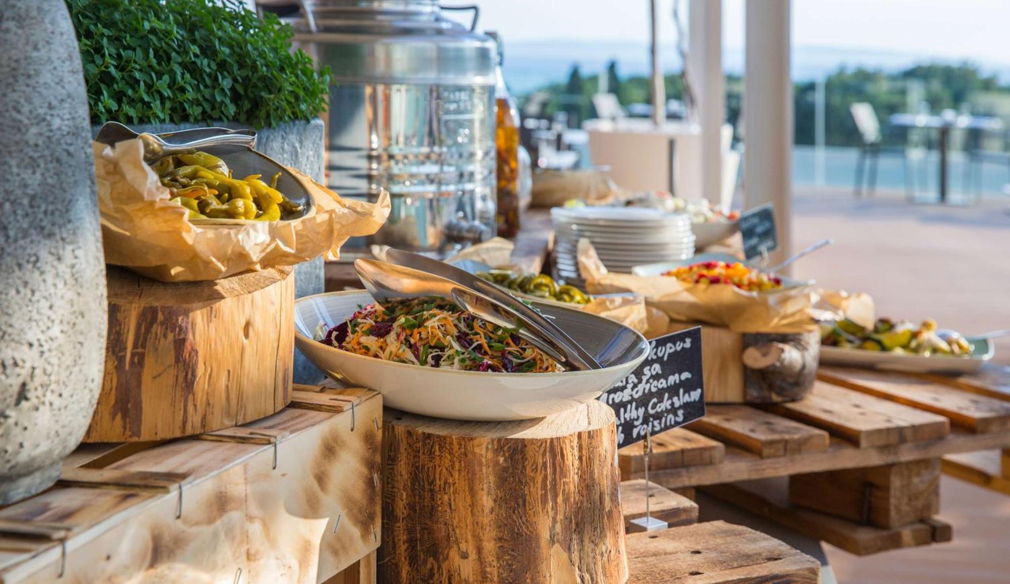 Radisson Blu Resort & Spa Сплит Екстериор снимка A buffet at a restaurant
