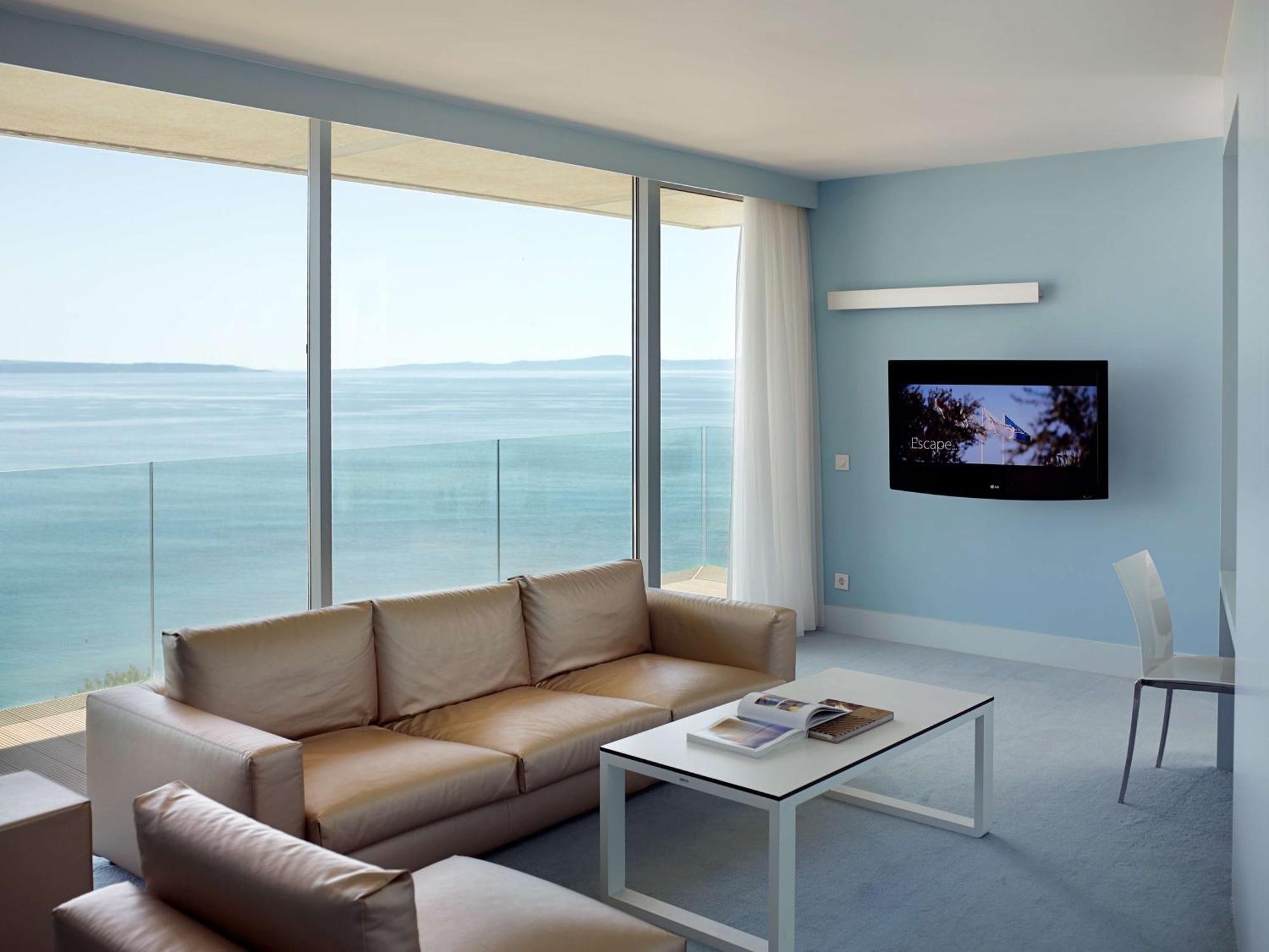 Radisson Blu Resort & Spa Сплит Екстериор снимка A living room with a television